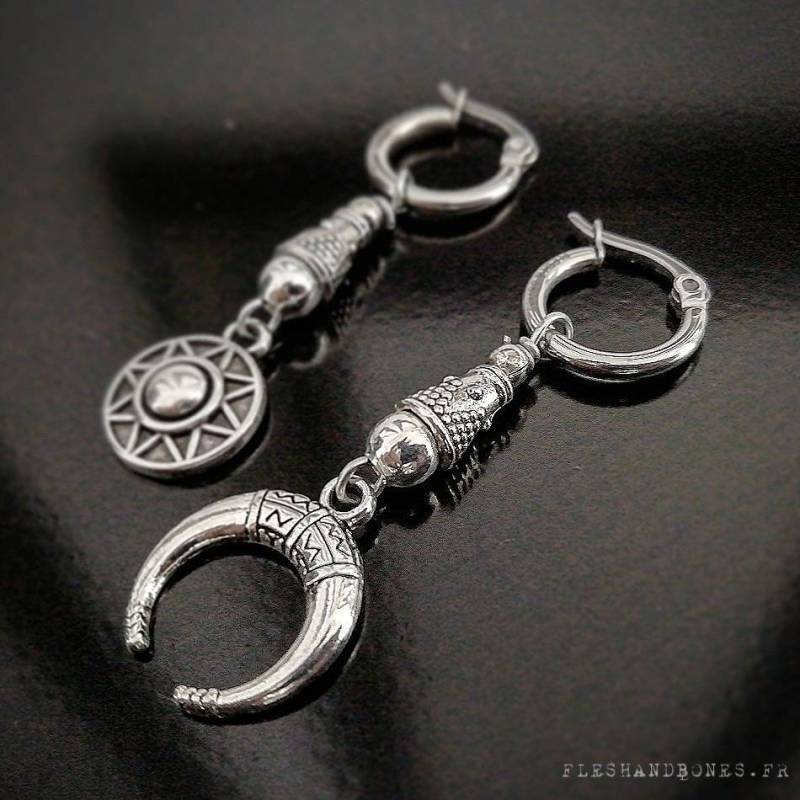 Sonne Oder Mond Baumeln Mono Ohrring von FLESHnBONES