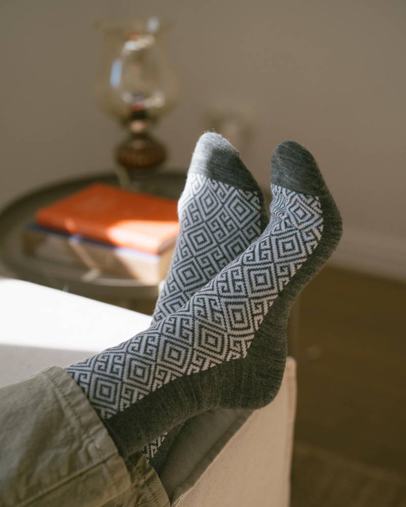 Graue Wollsocken Mit Sirtaki-Muster - Unisex, Bequem Und Stilvoll von FLOKATIwool