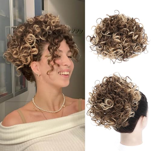 Flyroseing Elastisches Haarteil mit Kordelzug, unordentlicher Dutt, kurze lockige Haarverlängerungen, synthetisches Kunsthaar, lockiges Dutt, Haarteil für Frauen – Mittelbraun mit Honigblond Flyroseing Elastisches Haarteil mit Kordelzug, unordentlicher Dutt, kurze lockige Haarverlängerungen, synthetisches Kunsthaar, lockiges Dutt, Haarteil für Frauen – Mittelbraun mit Honigblond von FLYROSEING