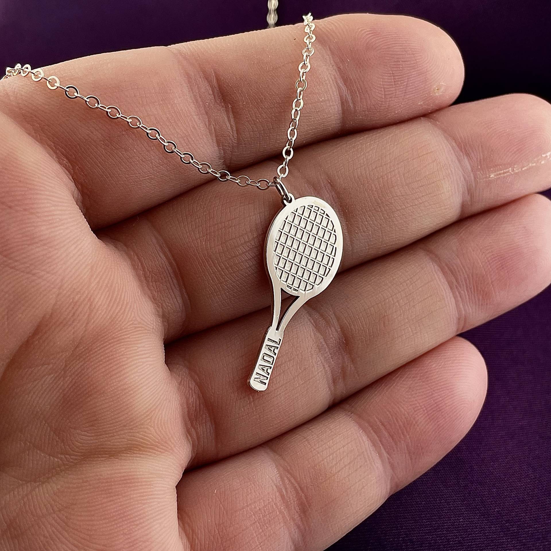 Personalisierte Tennisschläger-Halskette, Tennis-Halskette, Rafael Nadal-Halskette, 925 Sterlingsilber-Sportschmuck, Personalisierte Geschenke Personalisierte Tennisschläger-Halskette, Tennis-Halskette, Rafael Nadal-Halskette, 925 Sterlingsilber-Sportschmuck, Personalisierte Geschenke von FMPERSONALIZED
