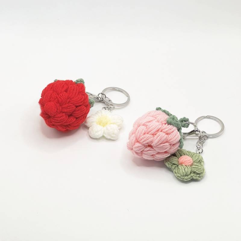 Gehäkelter Schlüsselanhänger, Taschenanhänger Gehäkelt, Erdbeere/Trauben Kürbis Sonnenblumen Tannenzapfen - Handgemachte Geschenke von FOLDDhandmade