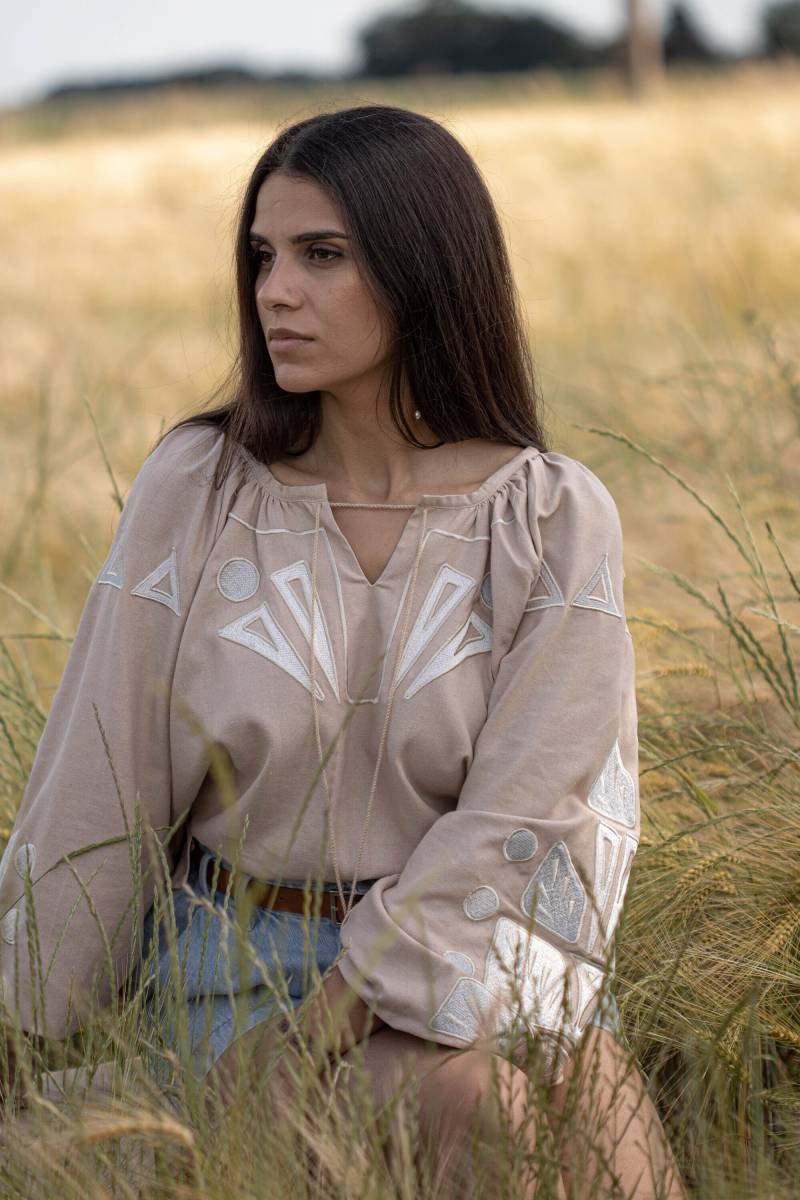 Alma Handgemachte Leinenbluse Im Boho-Stil Mit Stickerei Und Puffärmeln von FOLIEDULIN