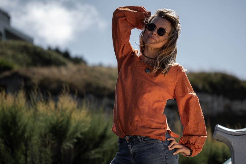 Terracotta Peace Handgemachte Boho-Leinen-Bluse Mit Stickerei Und Puffärmeln von FOLIEDULIN