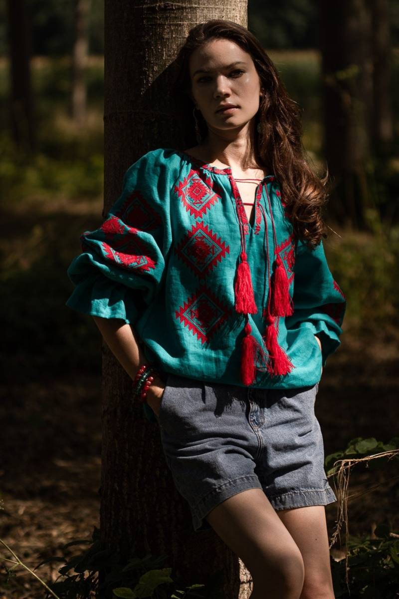 Divna Handgefertigte Boho-Leinenbluse Mit Stickerei Und Puffärmeln von FOLIEDULIN