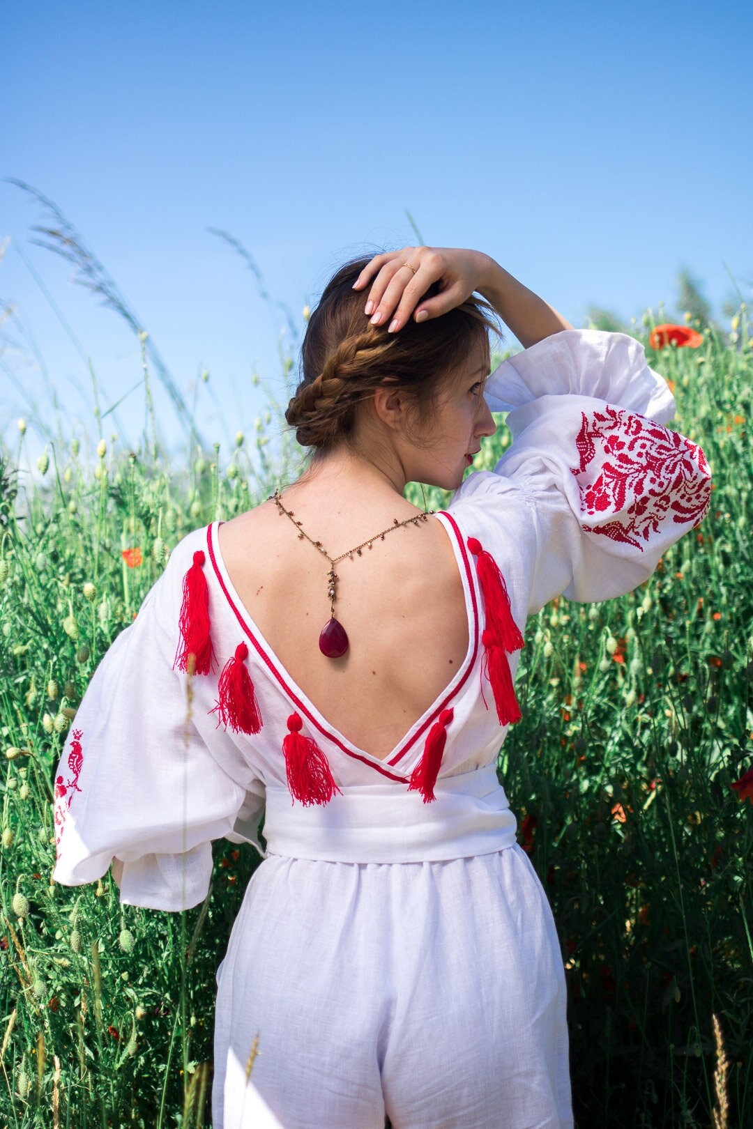 Handgefertigte, Bestickte Leinenlatzhose Mit Offenem Rücken Und Ballonärmeln von FOLIEDULIN