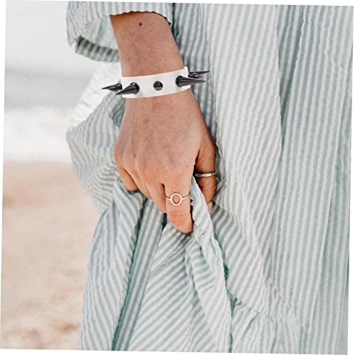 FOMIYES 2 Stück PU Lederarmband mit Spitzen Nieten Verstellbares Punk Gothic Armband für Damen und Herren Modisches Halloween Accessoire Robustes Rivet Bracelet für Streetwear von FOMIYES