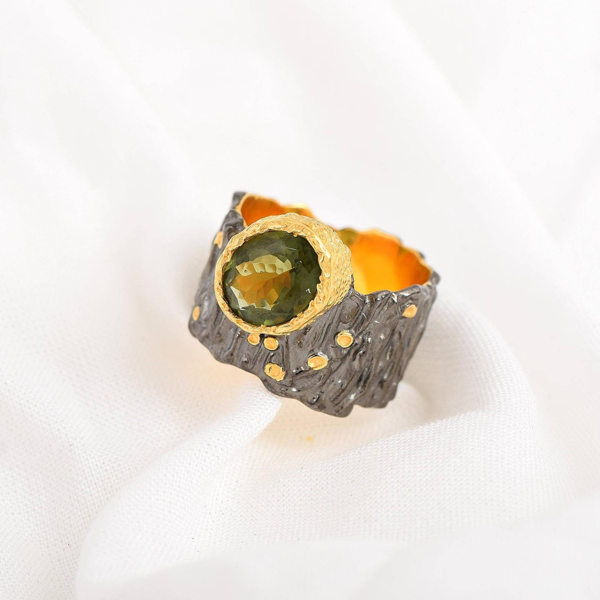 Ovaler Moldavit Silber Ring, Vergoldet Breites Band, Dunkelgrüner Ring Für Männer/Frauen, Handgemachter Mit Goldenen Punkten, Großer von FOREVERSILVERSTUDIO