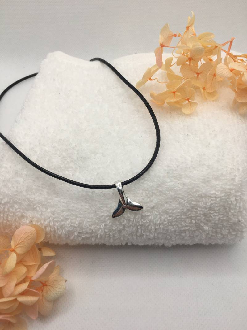 Kette Mit Walflosse, Walfischflosse, Flosse, Aus Kunstleder Oder Silberfarben von FOTOundKREATIVES