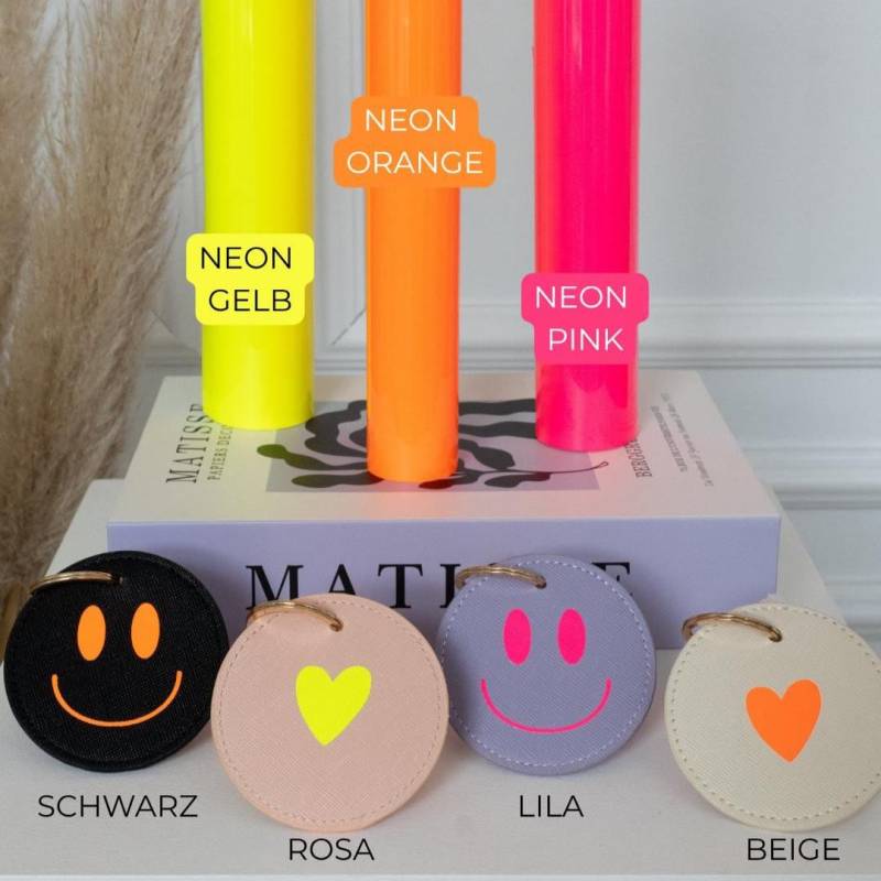 Schlüsselanhänger Mit Smiley & Herz | Statement-Accessoire in Neon Schlüsselanhänger Mit Smiley & Herz | Statement-Accessoire in Neon von FRAUMALO