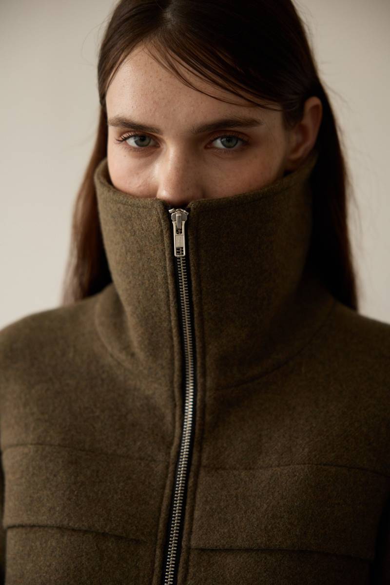 Hochgeschlossener Wollmix Zip-Up Crop Pullover_Melange-Khaki von FREAKSBYKIMTAEHOON