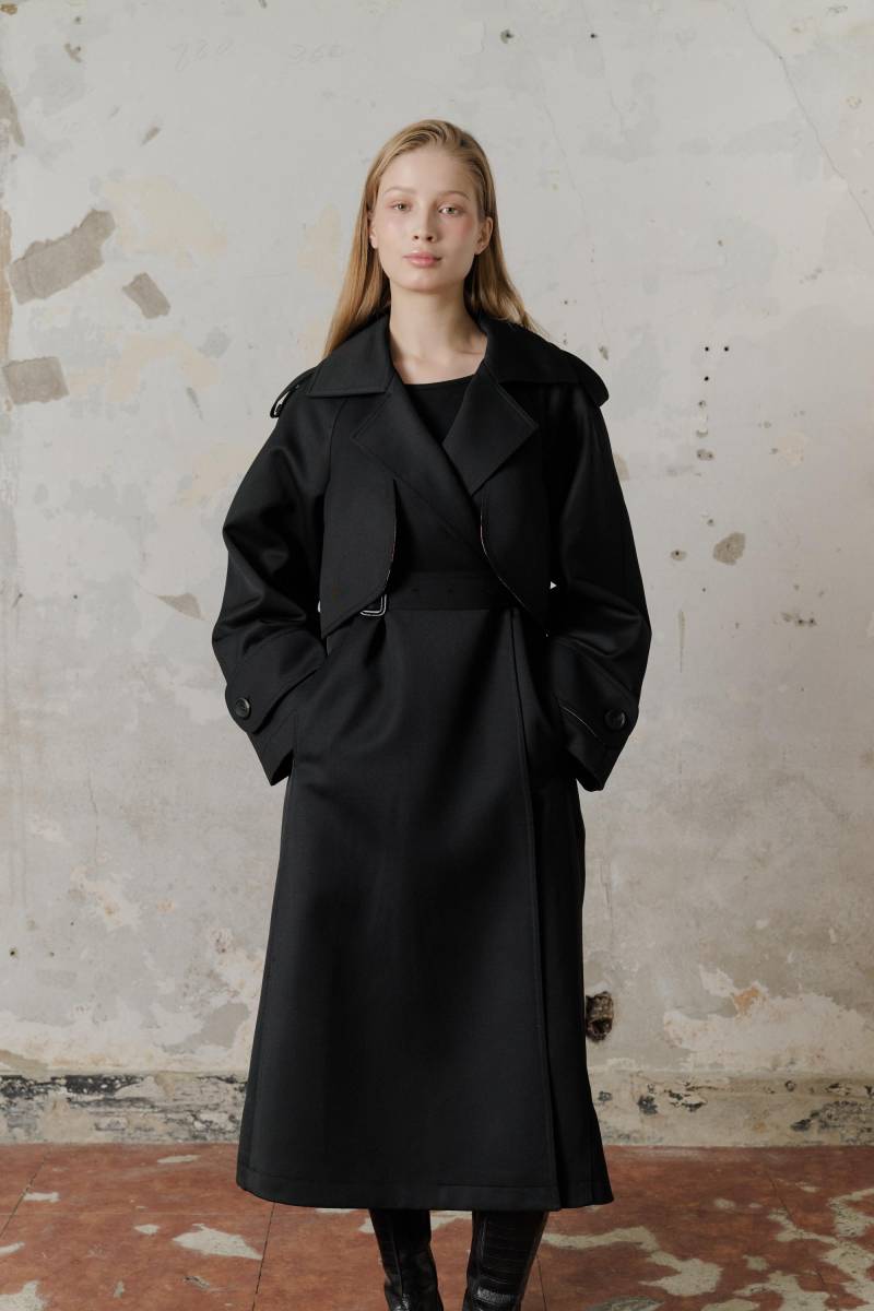 Wolle-Kavallerie-Twill-Futter Gepolsterte Overfit-Trench-Gürtelmantel-Kleid_Black von FREAKSBYKIMTAEHOON
