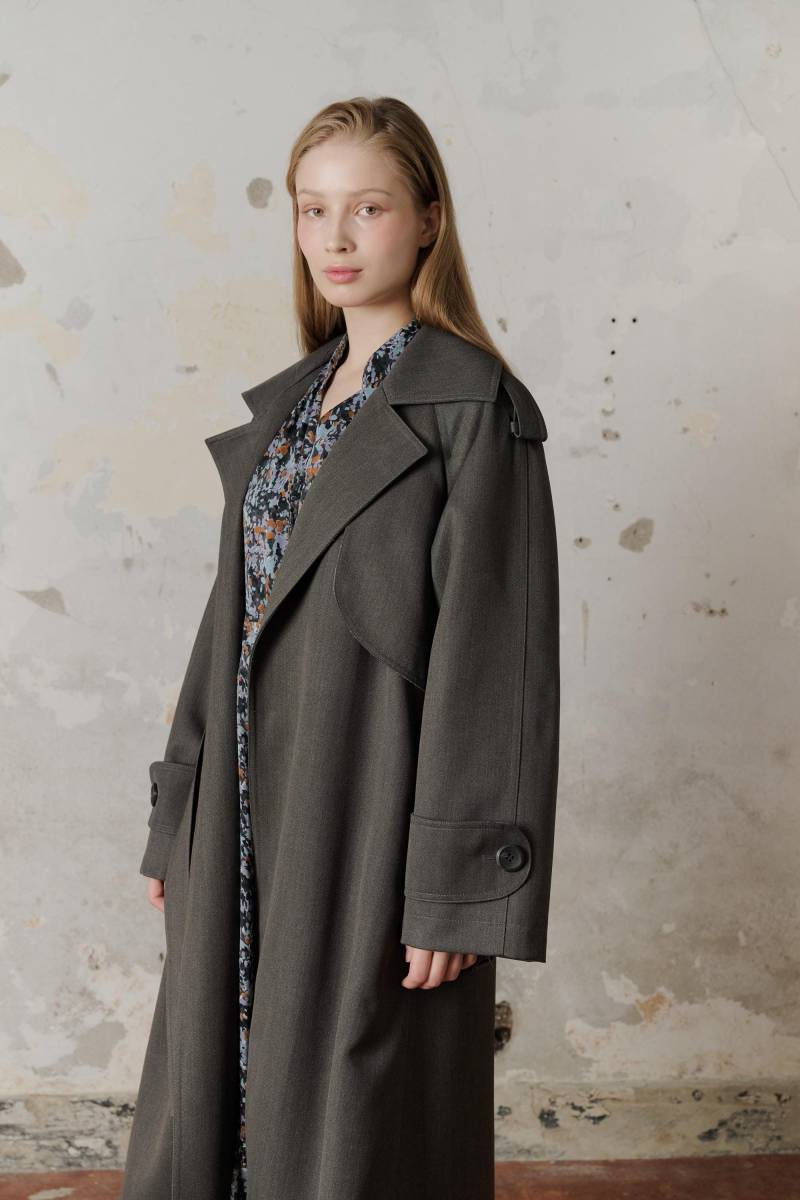 Wolle-Kavallerie-Twill-Futter Gepolstertes Overfit-Trench-Gürtelmantel-Kleid_Brown von FREAKSBYKIMTAEHOON