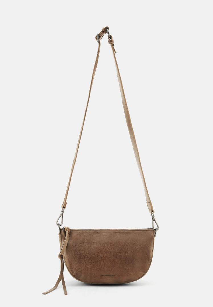 FREDsBRUDER - Furry Friend Collection Handtasche My Forever Friend Halfmoon Bag Toffee Beige von FREDsBRUDER