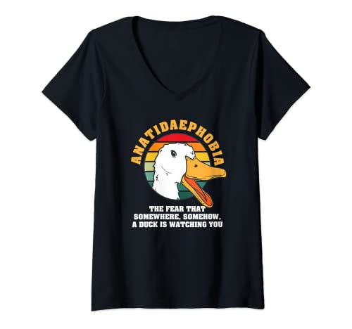 Damen Anatidaephobie Die Angst Irgendwo beobachtet dich eine Ente T-Shirt mit V-Ausschnitt Damen Anatidaephobie Die Angst Irgendwo beobachtet dich eine Ente T-Shirt mit V-Ausschnitt von FRESAN Anatidaephobia Duck Hunter Duck Hunting