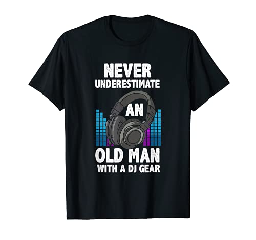 Herren Never Underestimate An Old Man With A DJ Gear - Lustiges DJ T-Shirt Herren Never Underestimate An Old Man With A DJ Gear - Lustiges DJ T-Shirt von FRESAN - Musik DJ Mixer - Erfahrener Tontechniker