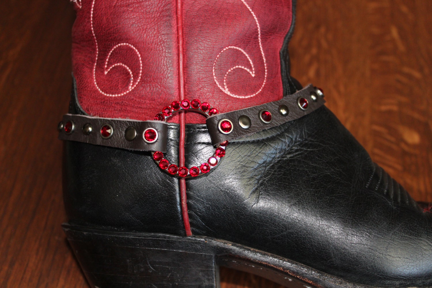 Boot Schmuck Accessoires Armband Bling Braun Leder Mit Roten Swarovski-Kristallen Und Nailheads Boot Schmuck Accessoires Armband Bling Braun Leder Mit Roten Swarovski-Kristallen Und Nailheads von FRFbykim