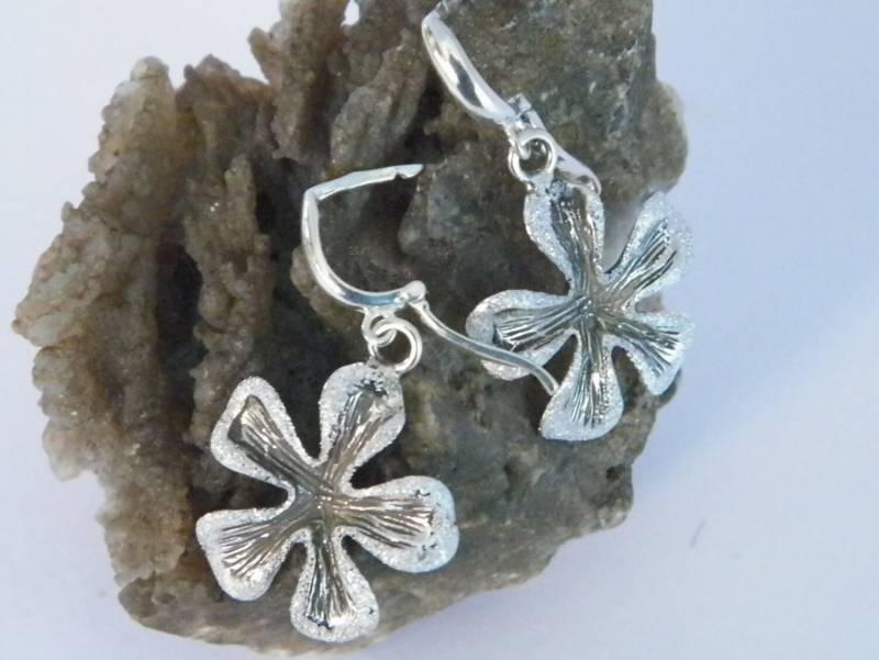 925 Oxidierte Sterling Silber Blumen Design Ohrhänger Handarbeit von FRIENDSJEWELRYinc