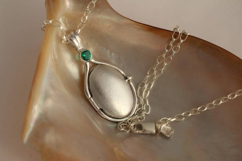 925 Sterling Silber 4mm Lab Smaragd Medaillon H2O Just Add Water Mermaids With 18.5Chain von FRIENDSJEWELRYinc