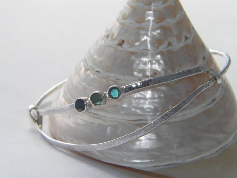 Artisan.925 Sterling Silber Labradorit Steine Handmade Gehämmerte Armreif von FRIENDSJEWELRYinc