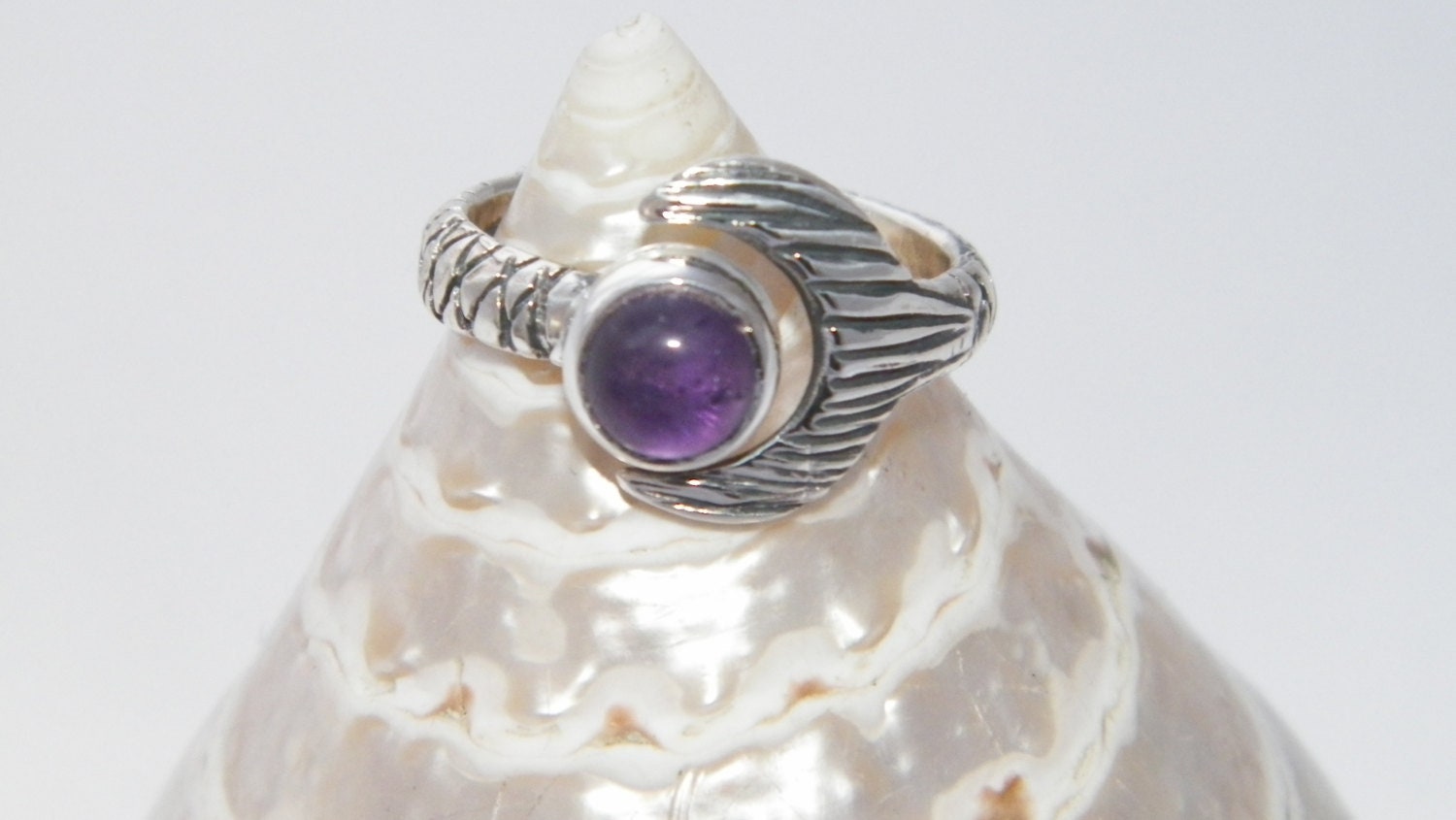Free Shell Box Handgemacht in Den Usa Handgefertigt H2O Just Add Water Mako Mermaid Tail Ring Natürlicher Ametyst 7 Mm 925 Ss von FRIENDSJEWELRYinc