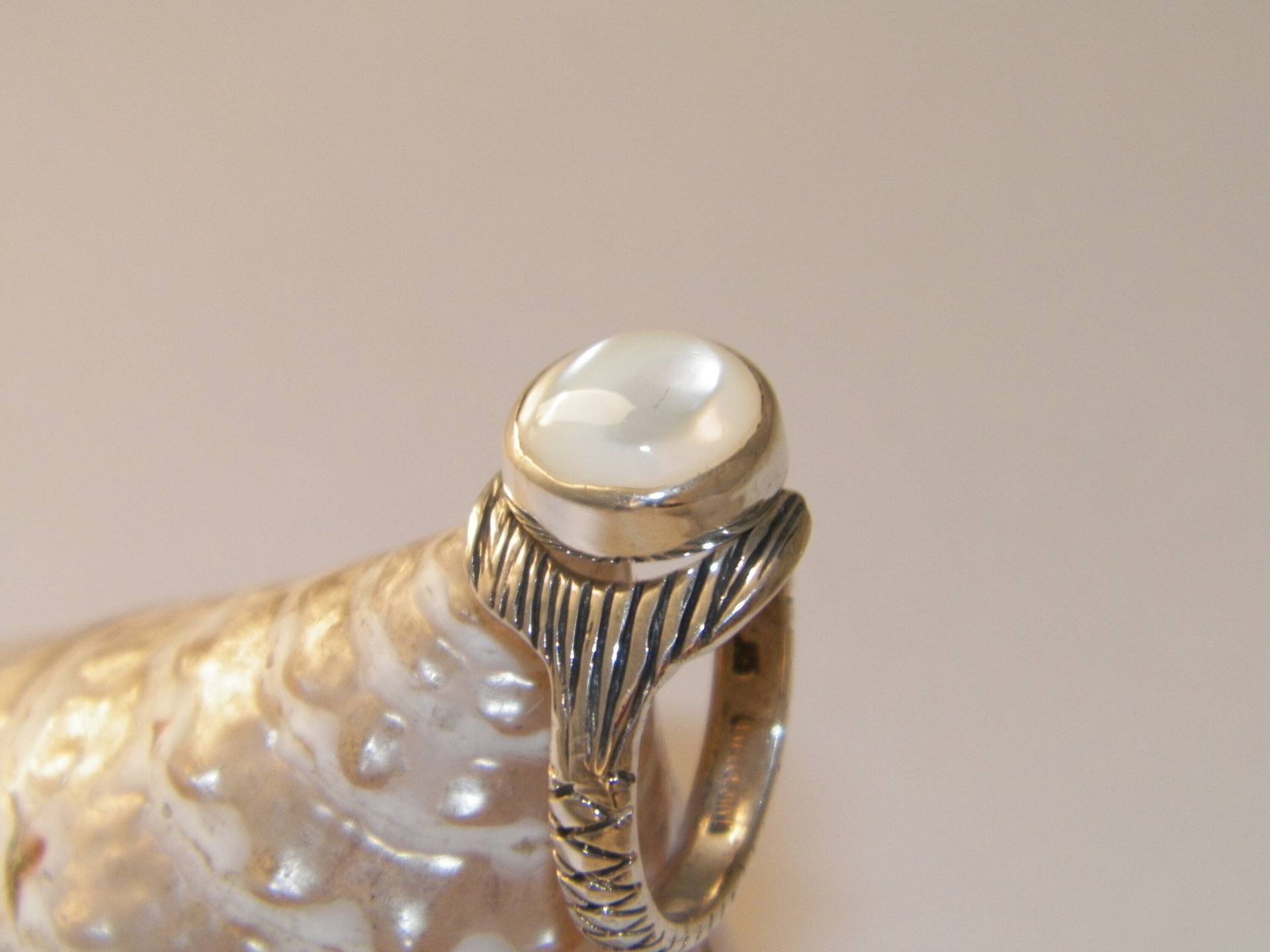 Free Shell Box Neue Handgemachte H2O Mermaid Tail Ring Perlmutt Cabochon 10 Mm 925 Sterling Silber-Custom Size Free Shell Box Neue Handgemachte H2O Mermaid Tail Ring Perlmutt Cabochon 10 Mm 925 Sterling Silber-Custom Size von FRIENDSJEWELRYinc