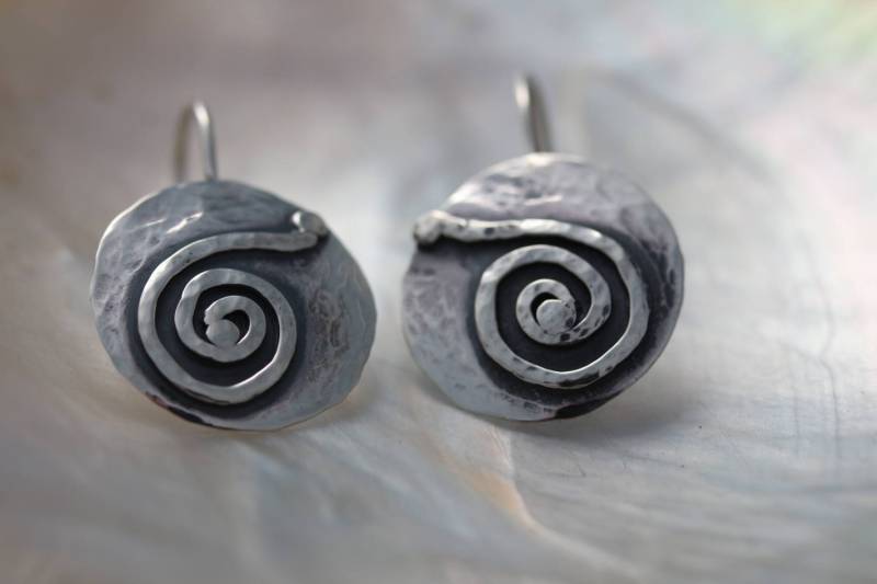 Gehämmerte Hand Made.925 Sterling Silber Spiral Sun Symbol Ohrringe von FRIENDSJEWELRYinc