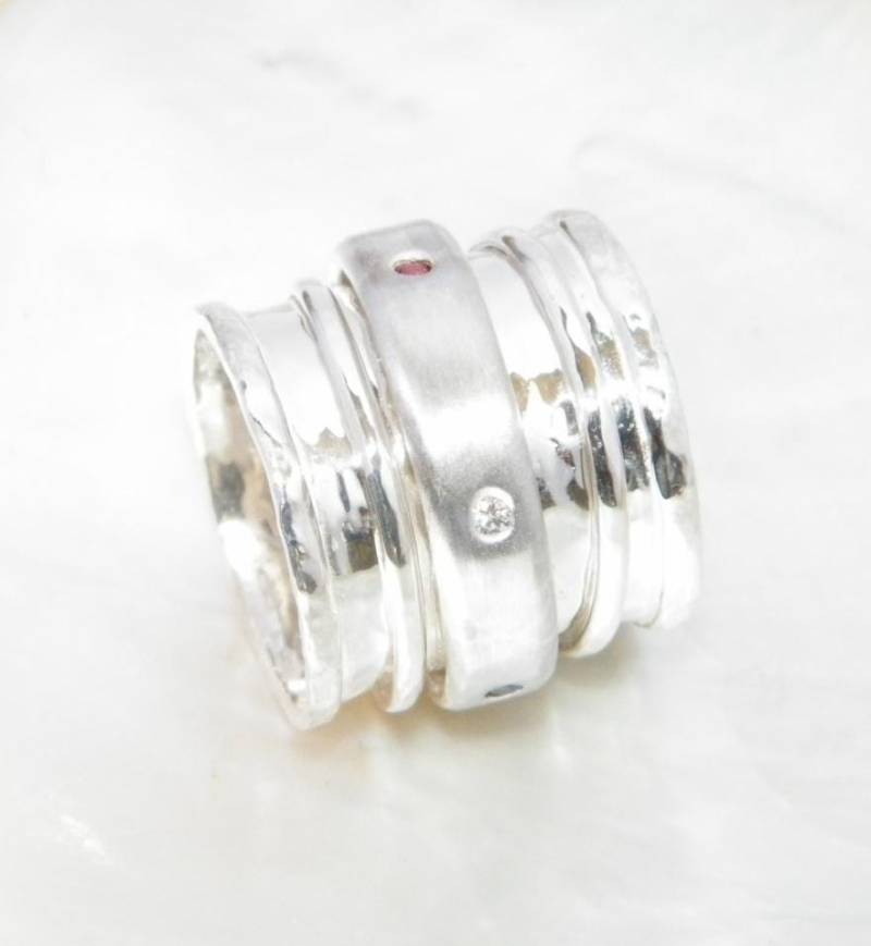 Gehämmerter Dreifach Band Sterling Silber Spinner Ring Mit 6 Multicolor Zirkonia Steinen von FRIENDSJEWELRYinc