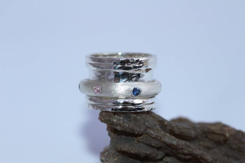 Gehämmerter Zweiband Sterling Silber Spinner Ring Mit 7Natürlichem Pink Und Blauem Saphhir von FRIENDSJEWELRYinc