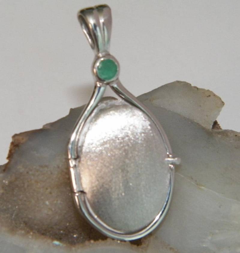 Hand Made in Usa 41 Mm-20 Mm Handgefertigte 925 Sterling Silber 4 Echte Smaragd Medaillon H2O Just Wasser Pendant-Front Satin Finished von FRIENDSJEWELRYinc