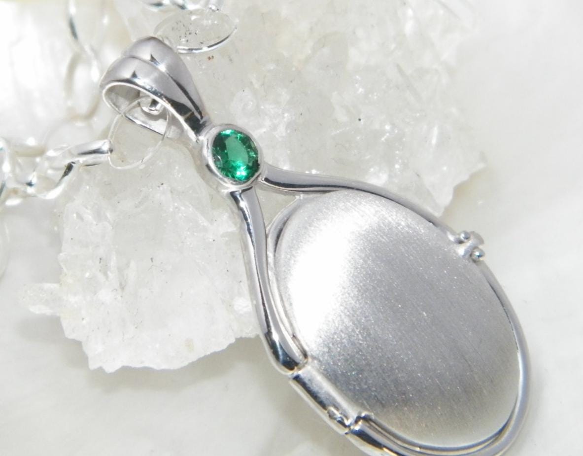 Hand Made in Usa 41 Mm-20 Mm Handgefertigte Solid 925 Sterling Silber 4 Lab Smaragd Medaillon H2O Just Add Water Mermaids-Ketten-Option Hand Made in Usa 41 Mm-20 Mm Handgefertigte Solid 925 Sterling Silber 4 Lab Smaragd Medaillon H2O Just Add Water Mermaids-Ketten-Option von FRIENDSJEWELRYinc