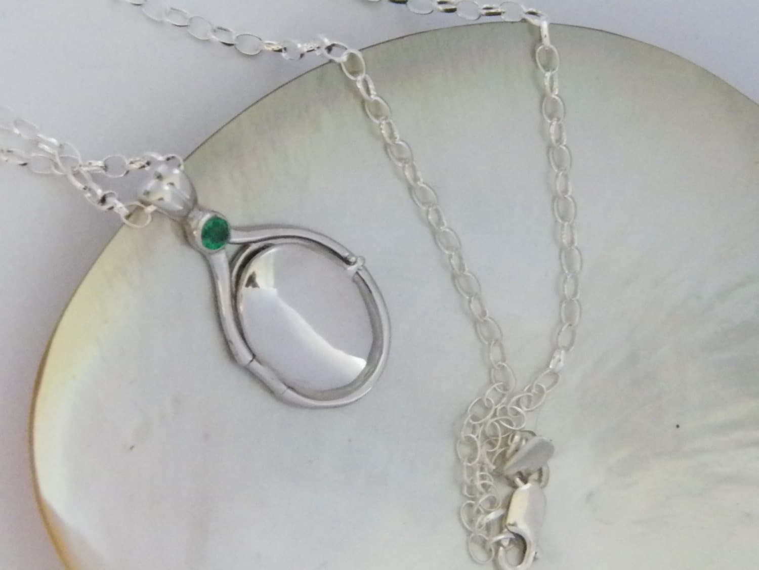 Hand Made in Usa 41 Mm-20 Mm Handgefertigte Solid 925 Sterling Silber 4Mm Lab Smaragd Medaillon H2O Just Add Wasser Mermaids Anhänger-Kette Option Hand Made in Usa 41 Mm-20 Mm Handgefertigte Solid 925 Sterling Silber 4Mm Lab Smaragd Medaillon H2O Just Add Wasser Mermaids Anhänger-Kette Option von FRIENDSJEWELRYinc