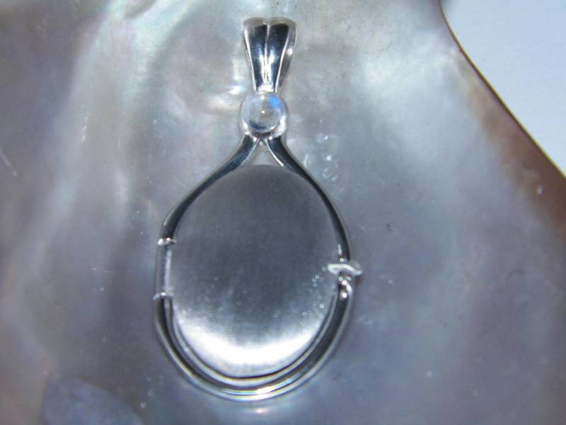 Hand Made in Usa 925 Sterling Silber 4 Mm Cabochon Mondstein Medaillon H2O Just Water Mermaids Vorderseite Satin Finished von FRIENDSJEWELRYinc