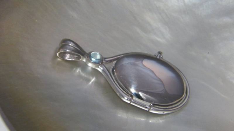 Hand Made in Usa 925 Sterling Silber 4 Mm Cabochon Schweizer Blautopas Medaillon H2O Just Add Water von FRIENDSJEWELRYinc
