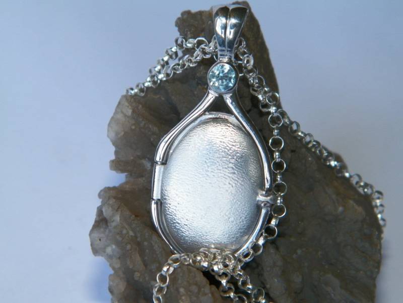 Handgemacht in Den Usa Handgefertigt Solid 925 Sterling Silber 4 Mm Sky Blue Topaz Locket H2O Just Add Water Mermaids Anhänger von FRIENDSJEWELRYinc