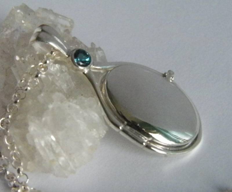 Hand Made in Usa Kurz Video H2O Just Add Water Solid 925 Sterling Silber 4 Mm London Blautopas Medaillon - Option Kette von FRIENDSJEWELRYinc