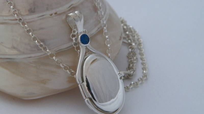 Hand Made in Usa Solid 925Sterling Silber 4mm Natürlich Blau Spinell Medaillon H2O Just Add Water Mermaids Mit .925 Sterling Silber-Ketten Option von FRIENDSJEWELRYinc