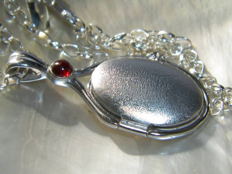 Hand Made in Usa Solid Sterling Silber 4mm Natürliche Granat Locket H2O Just Add Wasser Meerjungfrauen Anhänger Locket-Ketten Option von FRIENDSJEWELRYinc