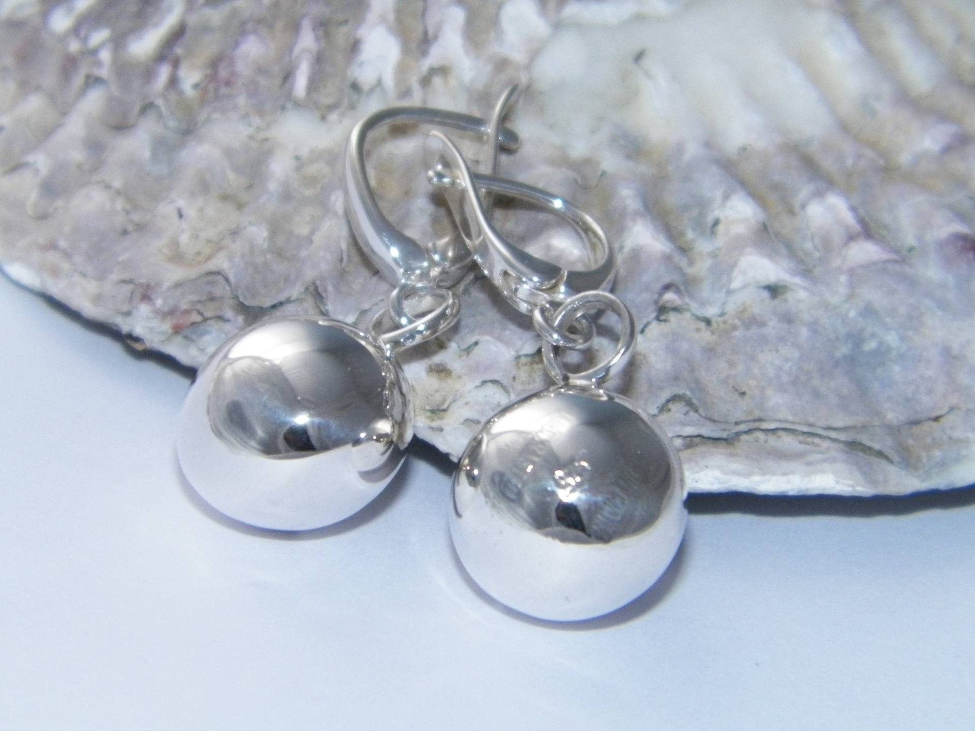 Handcrafted.925 Sterling Silber Lever Zurück Baumeln Kugel Glänzend 12.80 Mm Ohrringe von FRIENDSJEWELRYinc