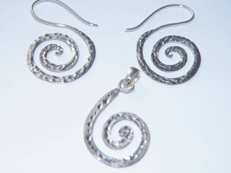 Handgefertigte 925 Sterling Silber Gehämmert Flache Runde Swirl Spirale Ohrringe Und Anhänger Diamantschliff-Finish von FRIENDSJEWELRYinc