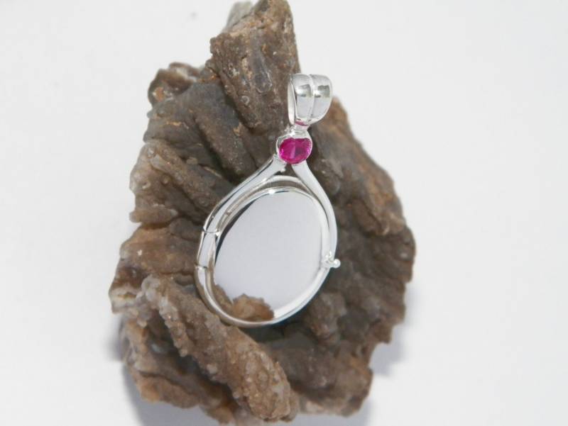Handgemacht in Den Usa Handgefertigt 925 Sterling Silber 4 Mm Rund Rot Lab Erstellt Rubin Edelstein Locket H2O Just Add Water Mermaids Anhänger Handgemacht in Den Usa Handgefertigt 925 Sterling Silber 4 Mm Rund Rot Lab Erstellt Rubin Edelstein Locket H2O Just Add Water Mermaids Anhänger von FRIENDSJEWELRYinc