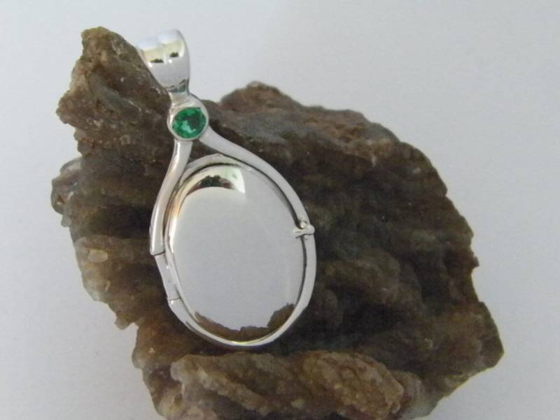 Handgefertigt in Den Usa 41 Mm-20 Mm Handgefertigte .925 Sterling Silber Mit 4Mm Runde Lab Erstellt Smaragd Stein Medaillon H2O Just Add von FRIENDSJEWELRYinc