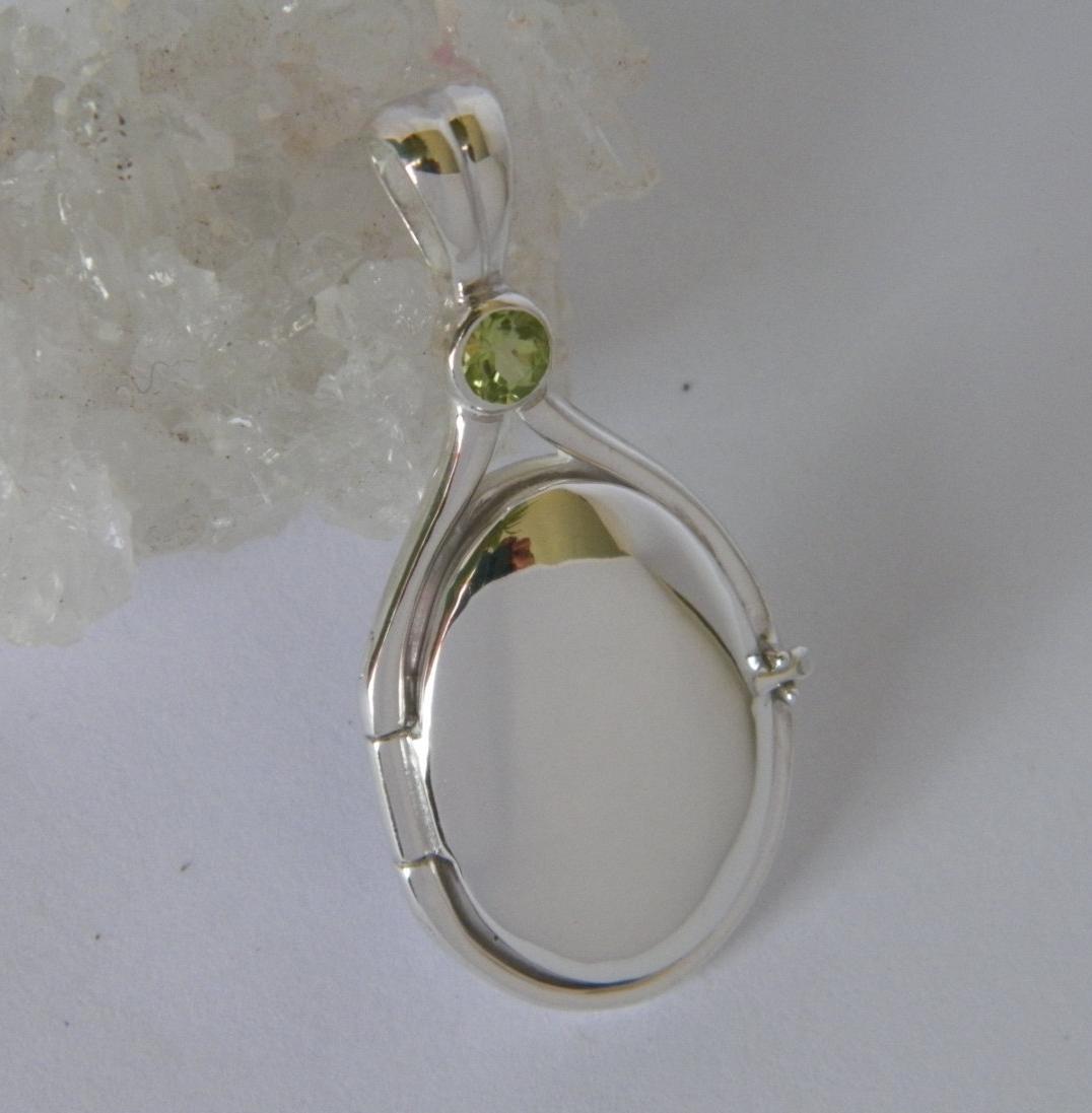 Handgefertigt in Den Usa 41 Mm-20 Mm Handgefertigte Größere Größe 925 Sterling Silber 4 Natürliche Grüne Peridot Locket H2Ojust Add Water Handgefertigt in Den Usa 41 Mm-20 Mm Handgefertigte Größere Größe 925 Sterling Silber 4 Natürliche Grüne Peridot Locket H2Ojust Add Water von FRIENDSJEWELRYinc