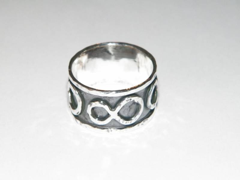 Handgemachter Ring Aus Oxidiertem Sterlingsilber 925 Mit Dem Symbol Der Unendlichkeit von FRIENDSJEWELRYinc