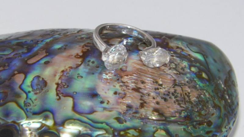 Handgefertigt.925 Sterling Silber Ring Mit Zwei Oval Weißen Cubic Zirconium Steinen Größenverstellbar Von Us 5 Bis Size 7 von FRIENDSJEWELRYinc