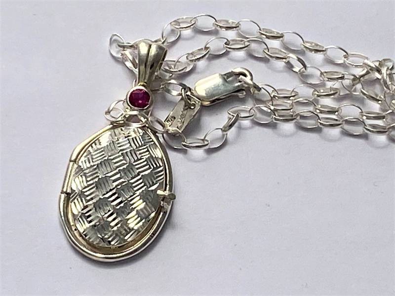 Handgefertigte 925 Sterling Silber 4 Mm Lab Erstellt Red Ruby Locket H2O Fügen Sie Einfach Wasser Meerjungfrauen Vorderseite Diamantschliff Finish von FRIENDSJEWELRYinc