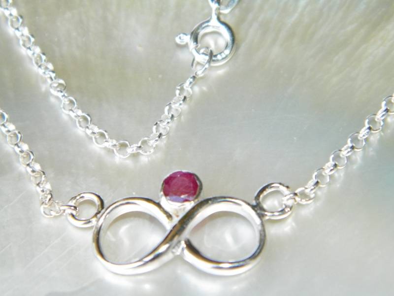 Handgefertigte Infinity Symbol Kette .925 Sterling Silber 4 Mm 0, 4 Ct Natürlicher Roter Rubin Edelstein von FRIENDSJEWELRYinc