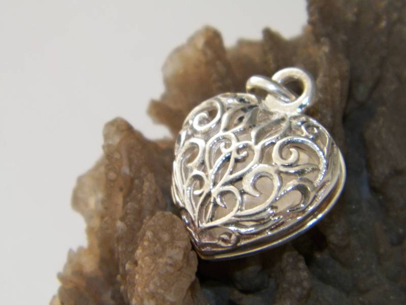 Handgefertigte Solid.oxidized 925 Sterling Silber Herz Filigran Medaillon Anhänger von FRIENDSJEWELRYinc