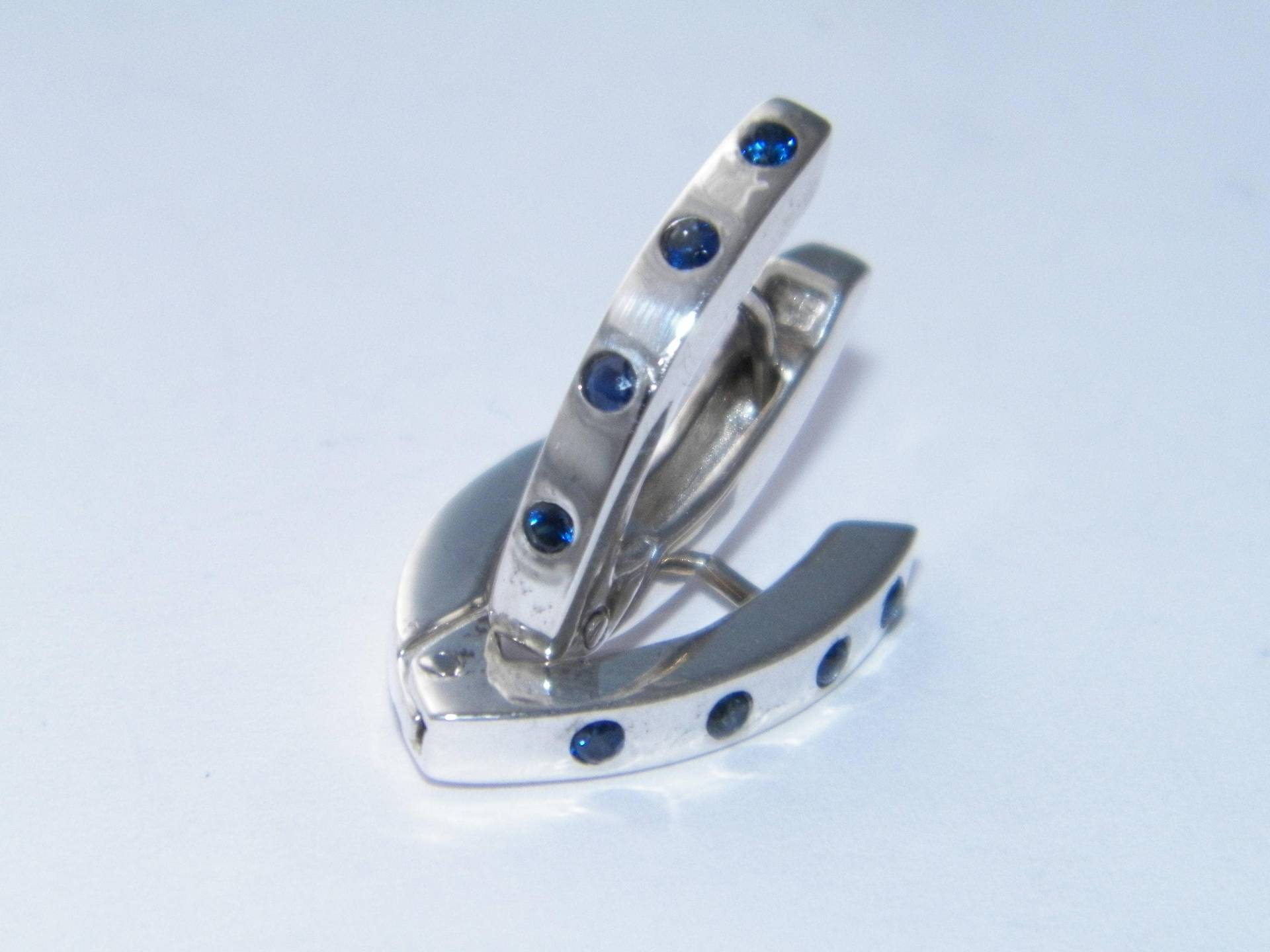 Handgefertigte.925 Sterling Silber Und Natürlicher Blauer Saphir Dreieckige Ohrringe Handgefertigte.925 Sterling Silber Und Natürlicher Blauer Saphir Dreieckige Ohrringe von FRIENDSJEWELRYinc