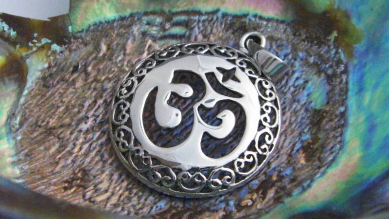 Handgefertigter Anhänger Aus Oxidiertem Sterlingsilber 925 Om Aum Symbol Hindu New Age von FRIENDSJEWELRYinc