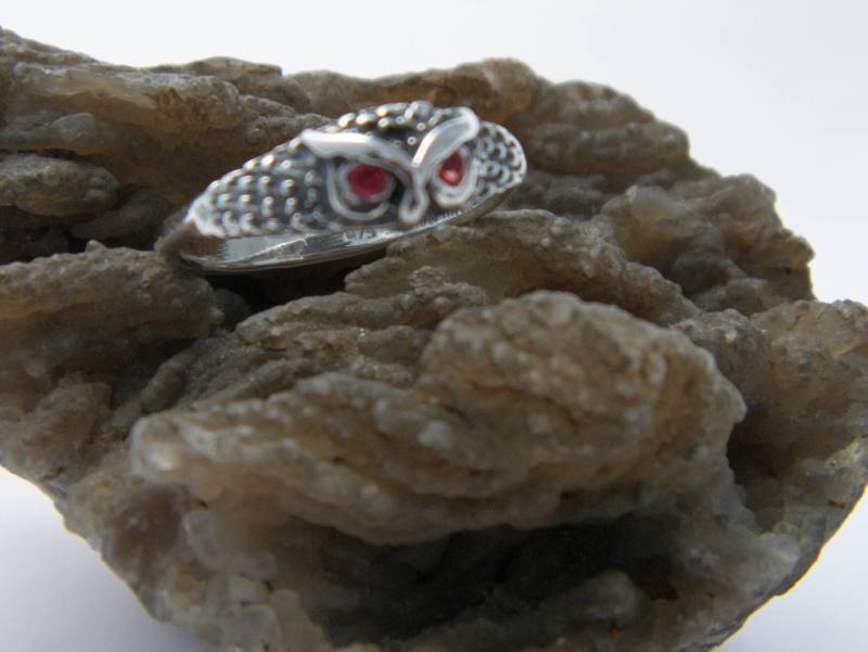 Handgefertigter Natürlicher Roter Saphir Augen Eule .925 Sterling Silber Ring -Benutzerdefinierte Größe-Größen 3-11 von FRIENDSJEWELRYinc